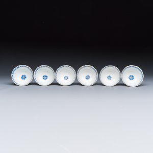 A set of six Chinese blue-enamelled and gilt-decorated tea bowls and saucers with floral design — foto 10