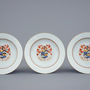 A set of six Chinese export porcelain armorial plates with bianco sopra bianco design, Qianlong, 18th C. — 照片 2