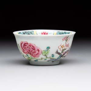 A set of six Chinese famille rose 'birds among flowering branches' cups and saucers, Yongzheng/Qianlong — photo 6