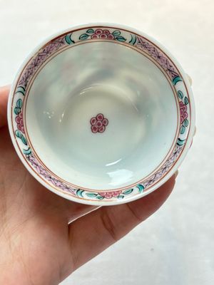 A set of six Chinese famille rose 'peonies' cups and saucers, Yongzheng/Qianlong — foto 10
