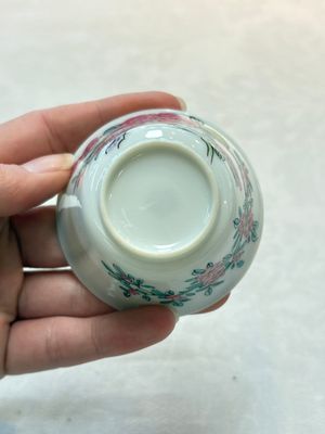A set of six Chinese famille rose 'peonies' cups and saucers, Yongzheng/Qianlong — foto 11