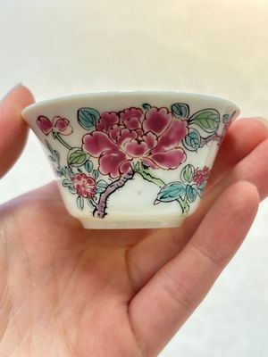 A set of six Chinese famille rose 'peonies' cups and saucers, Yongzheng/Qianlong — foto 12