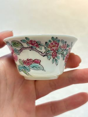 A set of six Chinese famille rose 'peonies' cups and saucers, Yongzheng/Qianlong — foto 13