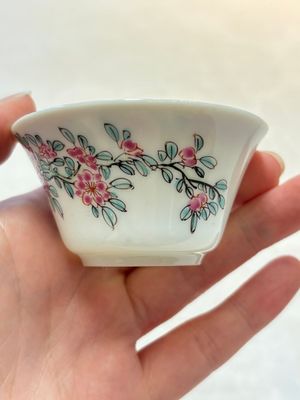 A set of six Chinese famille rose 'peonies' cups and saucers, Yongzheng/Qianlong — foto 14