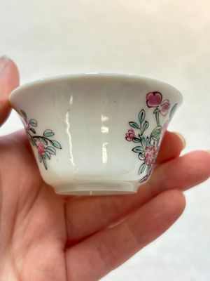 A set of six Chinese famille rose 'peonies' cups and saucers, Yongzheng/Qianlong — foto 15