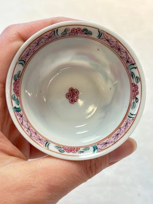 A set of six Chinese famille rose 'peonies' cups and saucers, Yongzheng/Qianlong — foto 16
