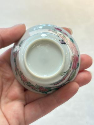 A set of six Chinese famille rose 'peonies' cups and saucers, Yongzheng/Qianlong — foto 17