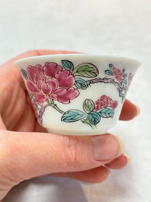 A set of six Chinese famille rose 'peonies' cups and saucers, Yongzheng/Qianlong — foto 18