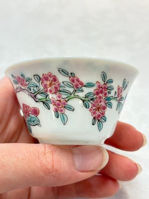 A set of six Chinese famille rose 'peonies' cups and saucers, Yongzheng/Qianlong — foto 19