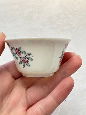A set of six Chinese famille rose 'peonies' cups and saucers, Yongzheng/Qianlong — foto 1