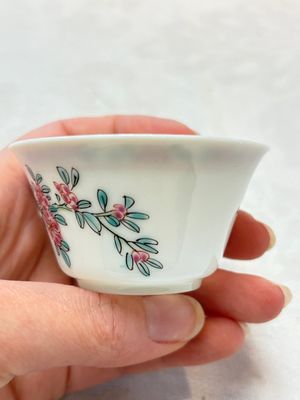 A set of six Chinese famille rose 'peonies' cups and saucers, Yongzheng/Qianlong — foto 20