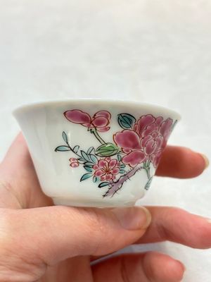 A set of six Chinese famille rose 'peonies' cups and saucers, Yongzheng/Qianlong — foto 21