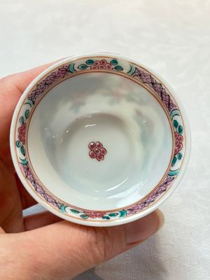 A set of six Chinese famille rose 'peonies' cups and saucers, Yongzheng/Qianlong — foto 22