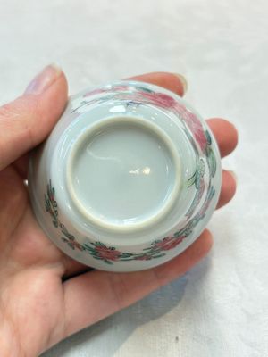 A set of six Chinese famille rose 'peonies' cups and saucers, Yongzheng/Qianlong — foto 23