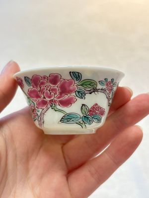 A set of six Chinese famille rose 'peonies' cups and saucers, Yongzheng/Qianlong — foto 24
