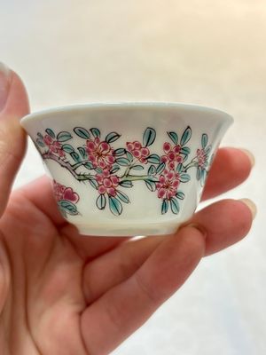 A set of six Chinese famille rose 'peonies' cups and saucers, Yongzheng/Qianlong — foto 25