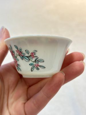 A set of six Chinese famille rose 'peonies' cups and saucers, Yongzheng/Qianlong — foto 26