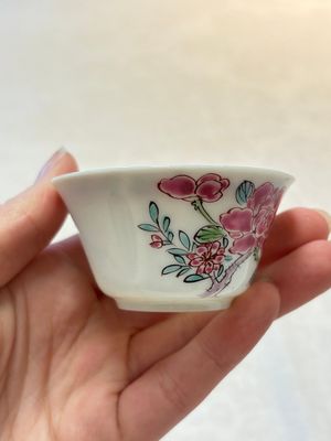 A set of six Chinese famille rose 'peonies' cups and saucers, Yongzheng/Qianlong — foto 27
