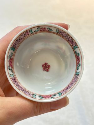 A set of six Chinese famille rose 'peonies' cups and saucers, Yongzheng/Qianlong — foto 28