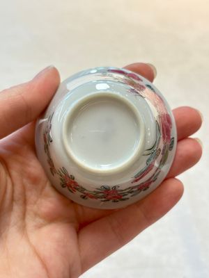 A set of six Chinese famille rose 'peonies' cups and saucers, Yongzheng/Qianlong — foto 29