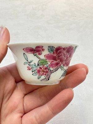 A set of six Chinese famille rose 'peonies' cups and saucers, Yongzheng/Qianlong — foto 2