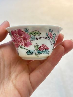 A set of six Chinese famille rose 'peonies' cups and saucers, Yongzheng/Qianlong — foto 30