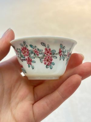 A set of six Chinese famille rose 'peonies' cups and saucers, Yongzheng/Qianlong — foto 31