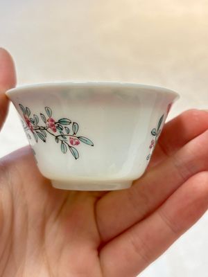 A set of six Chinese famille rose 'peonies' cups and saucers, Yongzheng/Qianlong — foto 32