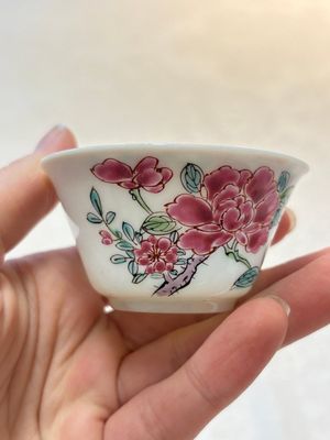 A set of six Chinese famille rose 'peonies' cups and saucers, Yongzheng/Qianlong — foto 33