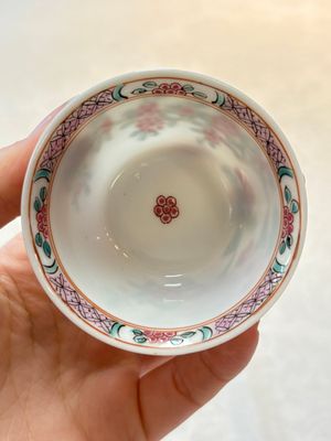 A set of six Chinese famille rose 'peonies' cups and saucers, Yongzheng/Qianlong — foto 34