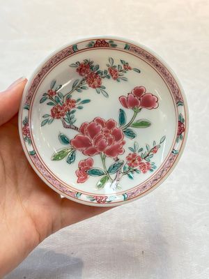 A set of six Chinese famille rose 'peonies' cups and saucers, Yongzheng/Qianlong — foto 36