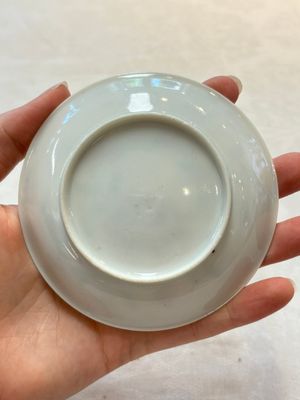 A set of six Chinese famille rose 'peonies' cups and saucers, Yongzheng/Qianlong — foto 37