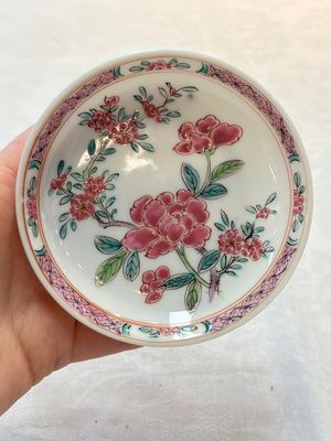 A set of six Chinese famille rose 'peonies' cups and saucers, Yongzheng/Qianlong — foto 38