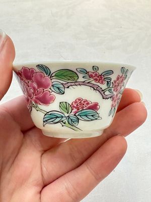 A set of six Chinese famille rose 'peonies' cups and saucers, Yongzheng/Qianlong — foto 3