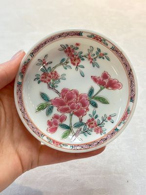 A set of six Chinese famille rose 'peonies' cups and saucers, Yongzheng/Qianlong — foto 40
