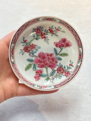 A set of six Chinese famille rose 'peonies' cups and saucers, Yongzheng/Qianlong — foto 42