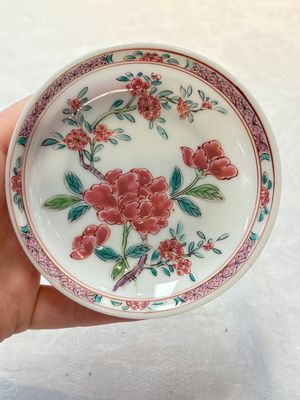 A set of six Chinese famille rose 'peonies' cups and saucers, Yongzheng/Qianlong — foto 44