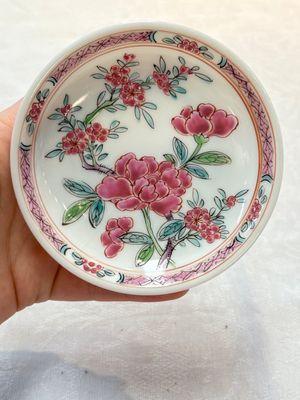A set of six Chinese famille rose 'peonies' cups and saucers, Yongzheng/Qianlong — foto 46