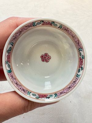 A set of six Chinese famille rose 'peonies' cups and saucers, Yongzheng/Qianlong — foto 4