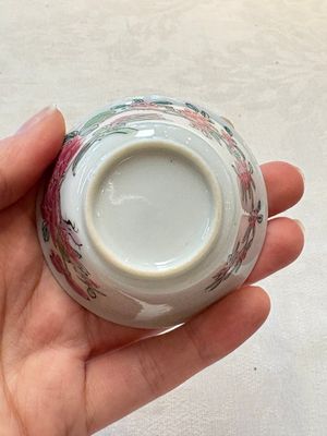 A set of six Chinese famille rose 'peonies' cups and saucers, Yongzheng/Qianlong — foto 5