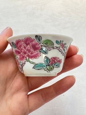 A set of six Chinese famille rose 'peonies' cups and saucers, Yongzheng/Qianlong — foto 6