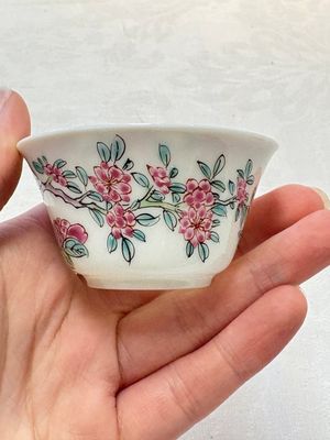 A set of six Chinese famille rose 'peonies' cups and saucers, Yongzheng/Qianlong — foto 7