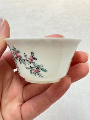 A set of six Chinese famille rose 'peonies' cups and saucers, Yongzheng/Qianlong — foto 8