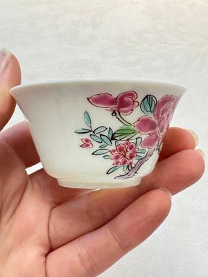 A set of six Chinese famille rose 'peonies' cups and saucers, Yongzheng/Qianlong — foto 9