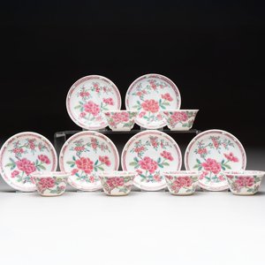 A set of six Chinese famille rose 'peonies' cups and saucers, Yongzheng/Qianlong — foto 1