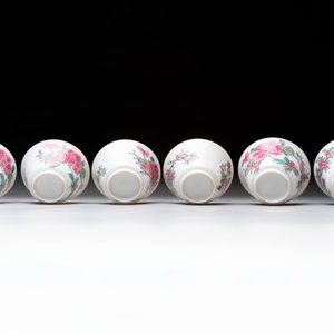 A set of six Chinese famille rose 'peonies' cups and saucers, Yongzheng/Qianlong — foto 11