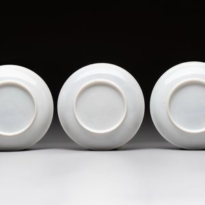 A set of six Chinese famille rose 'peonies' cups and saucers, Yongzheng/Qianlong — foto 3