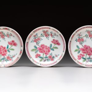 A set of six Chinese famille rose 'peonies' cups and saucers, Yongzheng/Qianlong — foto 4