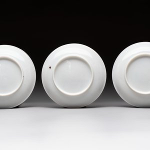 A set of six Chinese famille rose 'peonies' cups and saucers, Yongzheng/Qianlong — foto 5
