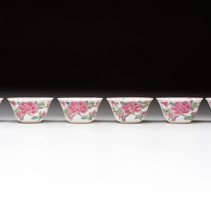 A set of six Chinese famille rose 'peonies' cups and saucers, Yongzheng/Qianlong — foto 6